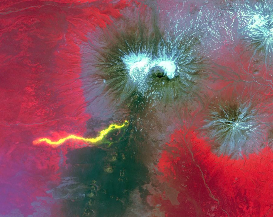Fotomural NASA Terra Spacecraft Captures Russian Volcano Eruption