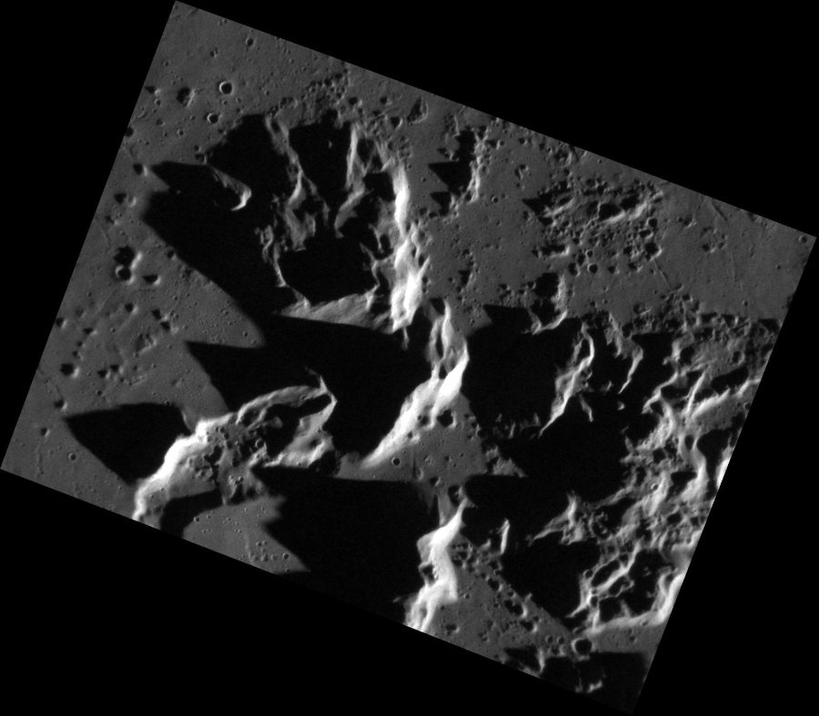 Fotomural Making Mountains Out of Central Peaks