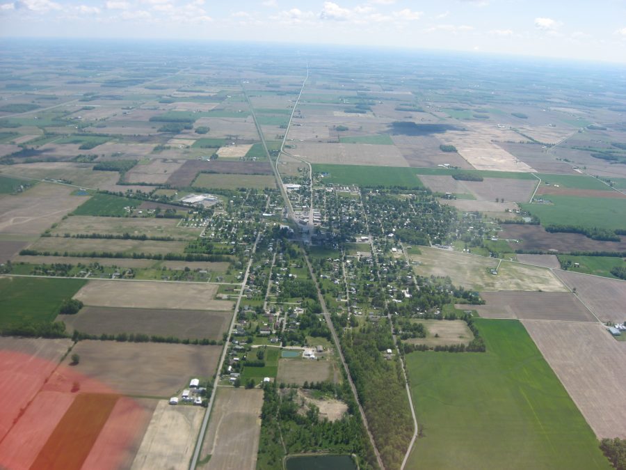 Fotomural Village of Forest from the air — Aerial view of Forest, a village in Hardin County, Ohio, United States.  Picture taken from a Diamond Eclipse light airplane at