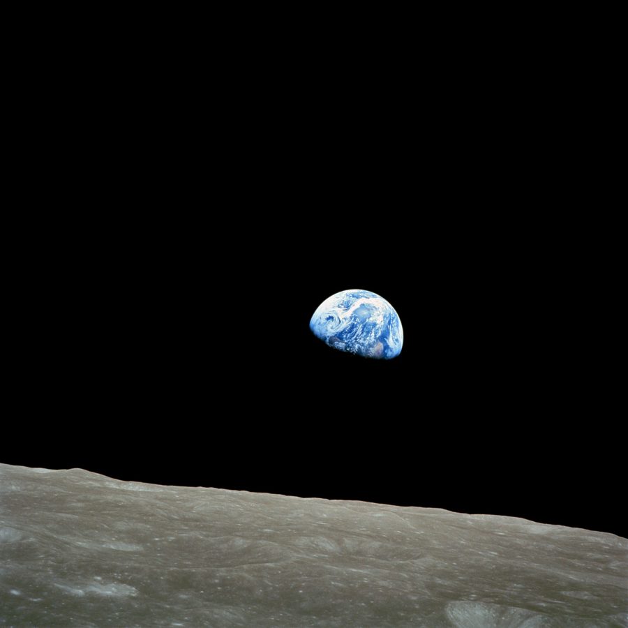 Fotomural NASA-Apollo8-Dec24-Earthrise — Taken by Apollo 8 crewmember Bill Anders on December 24, 1968, at mission time 075:49:07 [8] (16:40 UTC), while in orbit around t