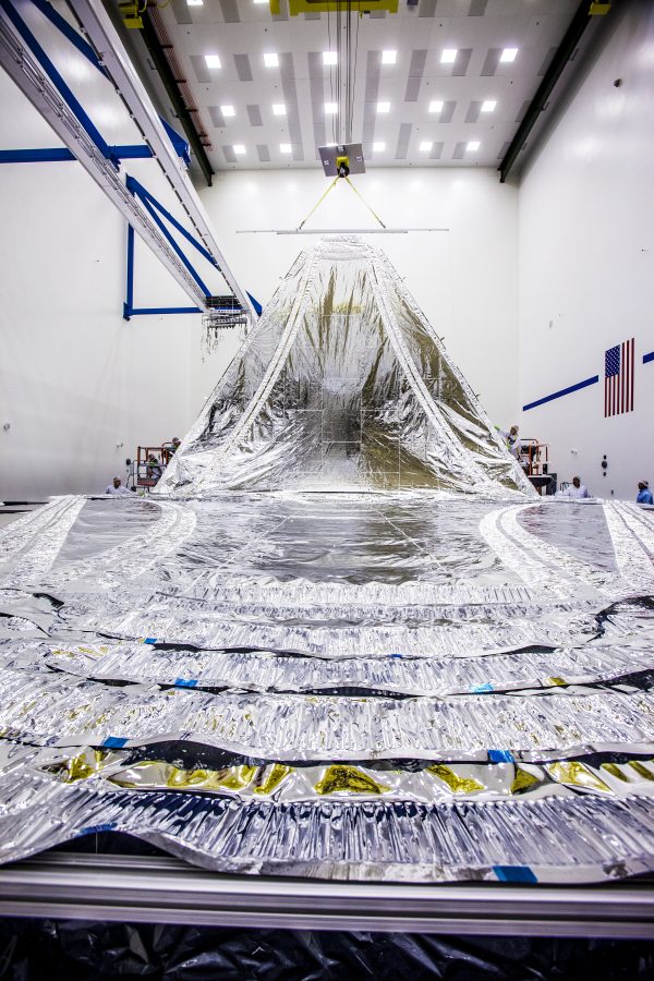 Fotomural The James Webb Space Telescope Sunshield Waterfall