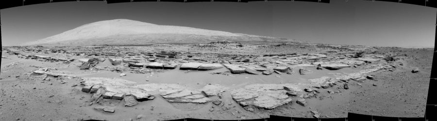 Fotomural Martian Landscape with Rock Rows and Mount Sharp
