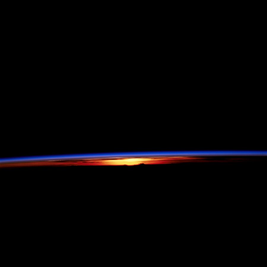 Fotomural STS-67 sunset and earth limb view