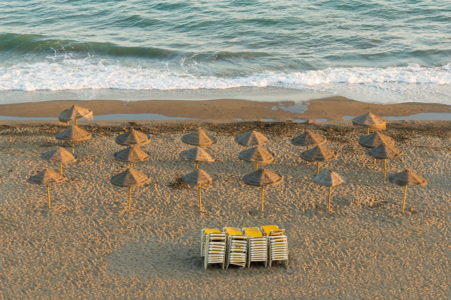 Fotomural Parasols, Evening, Beach, Rincon de la Victoria, Andalusia, Spain — Parasols, Evening on the beach, Rincón de la Victoria, Andalusia, Spain.
