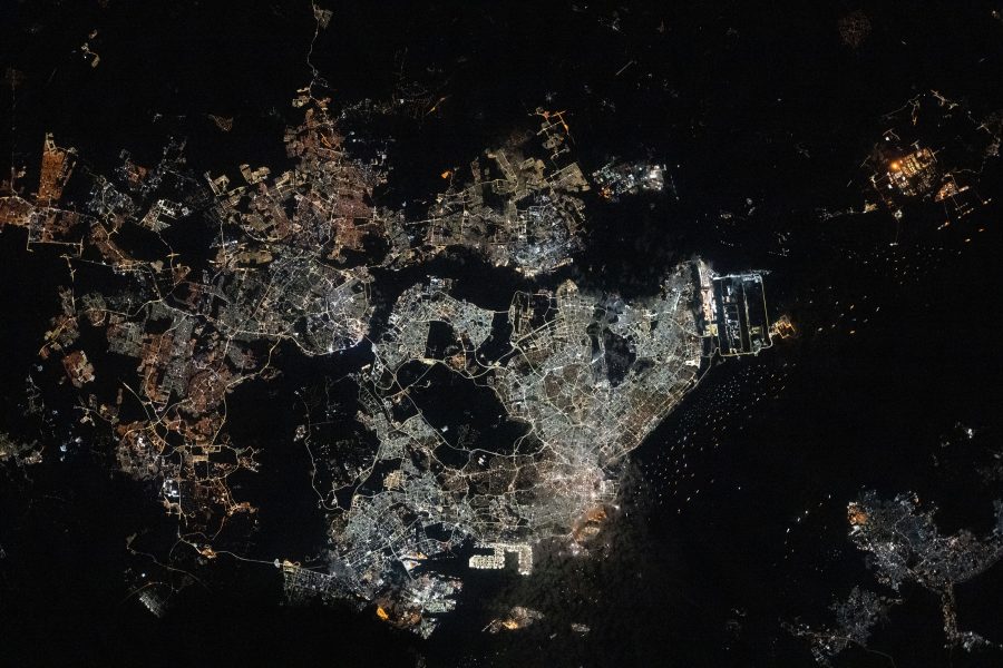Fotomural The Southeast Asian city-state of Singapore separated from Johor Bahru, Malaysia